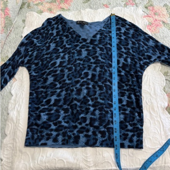 Blue Animal Print Sweater Top - Size Medium - Picture 4 of 7